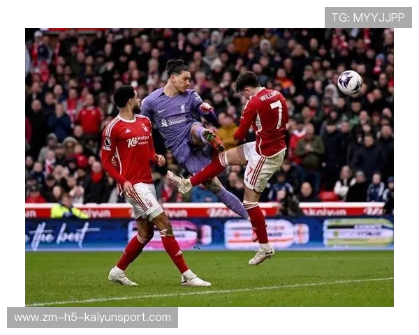 利物浦前场反抢极快，努涅斯挑射滑门而过